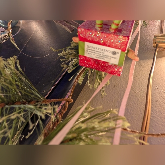 Set of 4 Dept. 56 Christmas Kringles Placecard Holders - 4 Different Designs - Picture 4 of 16